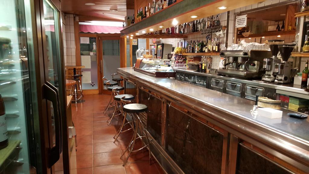Pension Avenida Vilafranca del Penedès Buitenkant foto